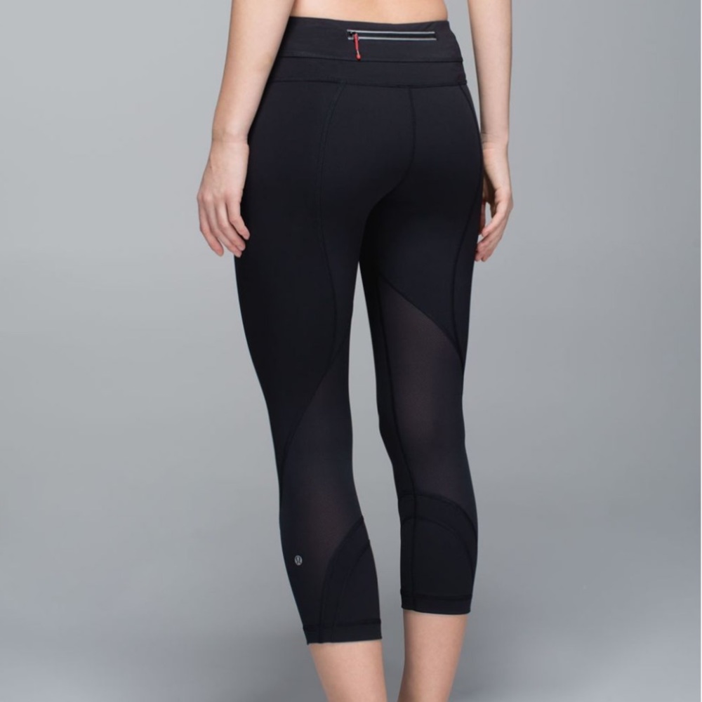 Lululemon Run: Inspire Crop II *Block-It Pocket
Black / Black size 4